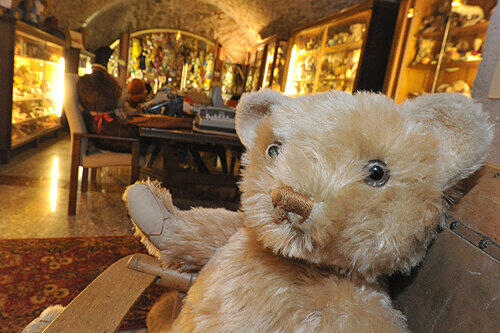 Träumt schon von Berlin: ein Teddy aus dem Hofer Museum.