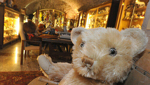 Träumt schon von Berlin: ein Teddy aus dem Hofer Museum. Träumt schon von Berlin: ein Teddy aus dem Hofer Museum.