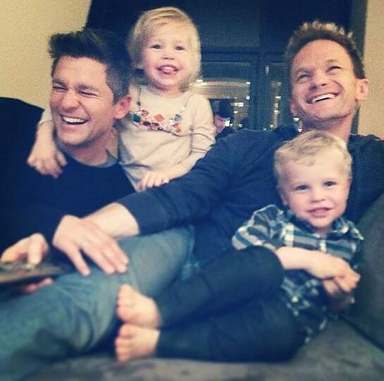 Neil Patrick Harris und David Burtka mit ihren Zwillingen Harper and Gideon