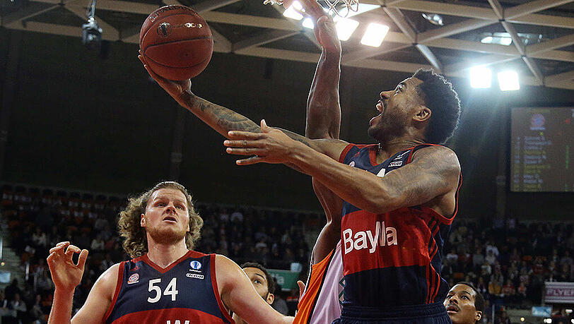 Die Bayern-Basketballer John Bryant und Bryce Taylor im Duett gegen Ulm. Die Bayern-Basketballer John Bryant und Bryce Taylor im Duett gegen Ulm.