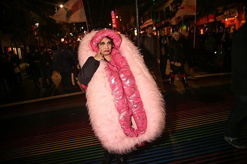 Julie Vanadis läuft bei einer Demonstration in San Francisco in einem Kostüm, das eine Vagina darstellen soll.