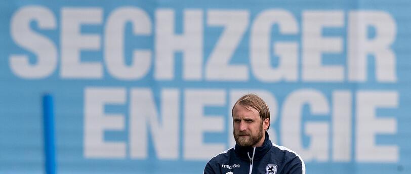 Vor den Augen Hunderter Fans betraten die Löwen das erste Mal nach dem Abstieg in die Regionalliga den Trainingsplatz.