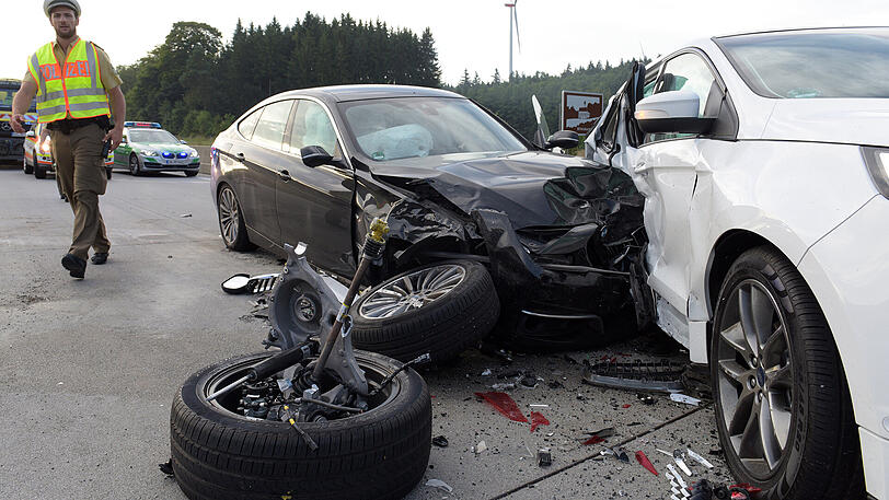 Massenkarambolage auf der A8 bei Adelzhausen. Die Bilder vom Unfall.