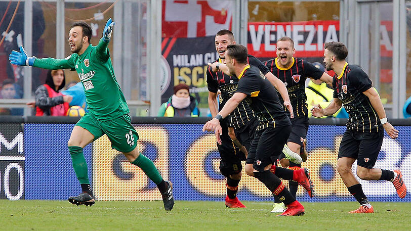 Alberto Brignoli (l.) nach seinem Treffer in beinahe letzter Sekunde.