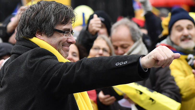 Carles Puigdemont (hier im Dezember 2017 in Brüssel) darf sich über eine Freiheit unter Auflagen freien. Carles Puigdemont (hier im Dezember 2017 in Brüssel) darf sich über eine Freiheit unter Auflagen freien.