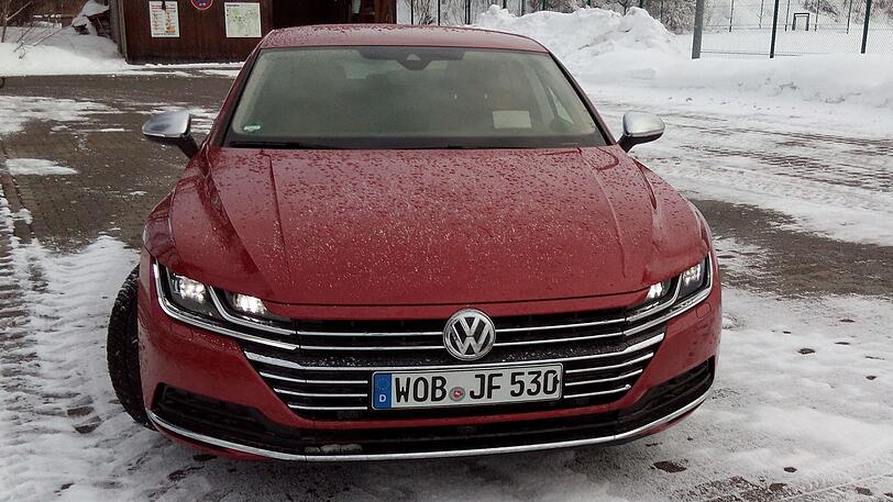 Der Passat ist beim Frontdesign schon noch zu erkennen, aber der Arteon wirkt imposanter.