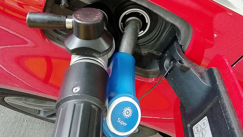 Gas und Benzin marsch: Wenn es eilt, kann man auch beide Tanks gleichzeitig füllen.