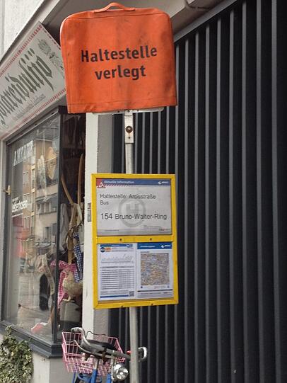 Die 154er-Haltestelle "Arcisstraße" wurde vorübergehend verlegt. An die provisorische Haltestelle haben sich noch nicht alle Fahrgäste gewöhnt. Einige Busfahrer aber auch nicht.