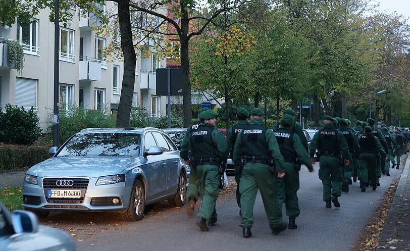 Polizisten sperren am späten Nachmittag das Gebiet um die Fundstelle ab.