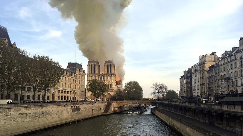 Die weltberühmte Kathedrale Notre-Dame de Paris steht in Flammen.