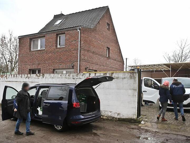 Polizeibeamte stehen vor einem Haus in Neuss. Nach dem Verbot von zwei PKK-Vereinigungen wurde unter anderem in Nordrhein-Westfalen Material beschlagnahmt.