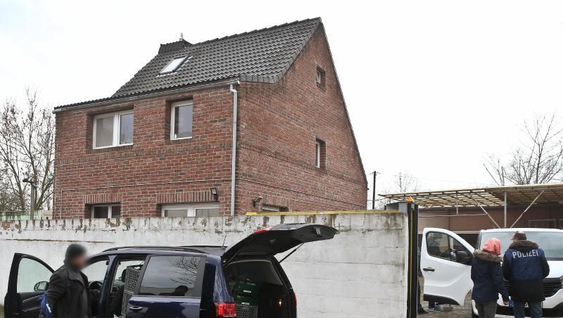 Polizeibeamte stehen vor einem Haus in Neuss. Nach dem Verbot von zwei PKK-Vereinigungen wurde unter anderem in Nordrhein-Westfalen Material beschlagnahmt. Polizeibeamte stehen vor einem Haus in Neuss. Nach dem Verbot von zwei PKK-Vereinigungen wurde unter anderem in Nordrhein-Westfalen Material beschlagnahmt.