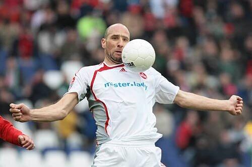 Rausgewürgt? Erst ging Hannovers Altin Lala Jan Koller an den Hals, dann spuckte Nürnbergs Mittelstümer. Jetzt droht Koller eine saftige Sperre.