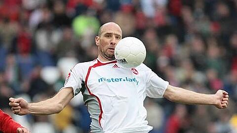 Rausgewürgt? Erst ging Hannovers Altin Lala Jan Koller an den Hals, dann spuckte Nürnbergs Mittelstümer. Jetzt droht Koller eine saftige Sperre.
