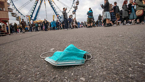Maske trug auf der Wiesn so gut wie kein Besucher – das dürfte auch ein Grund sein, warum die Zahlen derzeit so stark ansteigen.