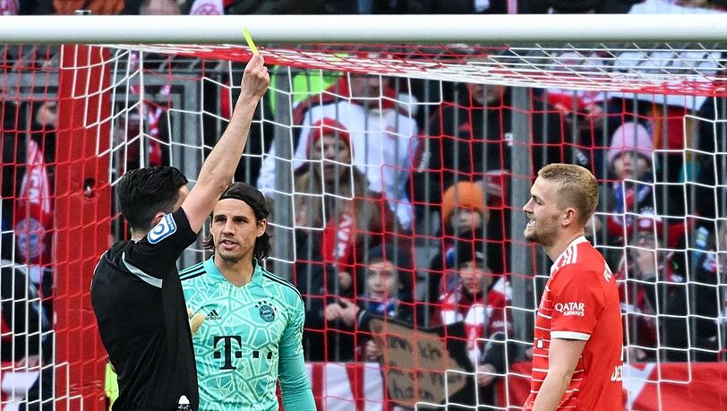 Bayern Münchens Matthijs de Ligt (r) hat in dieser Saison bislang viermal Gelb gesehen.
