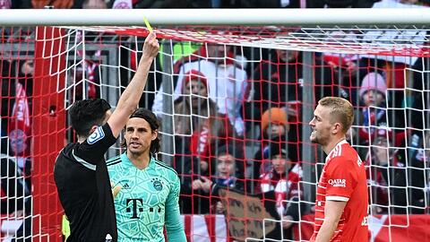 Bayern Münchens Matthijs de Ligt (r) hat in dieser Saison bislang viermal Gelb gesehen.