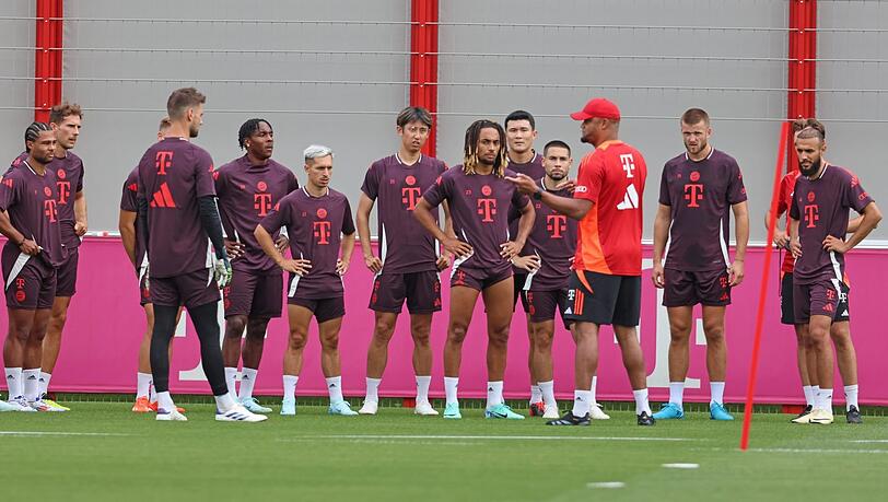 Bayern-Trainer Vincent Kompany und seine neue Mannschaft beim Trainingsauftakt am Mittwoch.