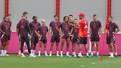 Bayern-Trainer Vincent Kompany und seine neue Mannschaft beim Trainingsauftakt am Mittwoch.