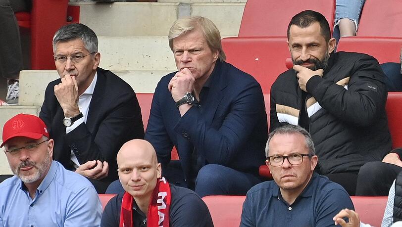 Herbert Hainer mit dem ehemaligen Vorstandsvorsitzenden Oliver Kahn und Ex-Sportvorstand Hasan Salihamidzic (v.l.). Herbert Hainer mit dem ehemaligen Vorstandsvorsitzenden Oliver Kahn und Ex-Sportvorstand Hasan Salihamidzic (v.l.).