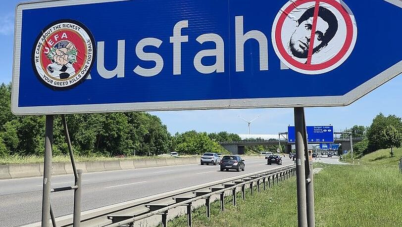 Zwei Sticker an einem Autobahn-Schild macht die Schrift "Ausfahrt" unleserlich. Die Autobahn GmbH ist dann gezwungen, den Aufkleber zu entfernen. Zwei Sticker an einem Autobahn-Schild macht die Schrift "Ausfahrt" unleserlich. Die Autobahn GmbH ist dann gezwungen, den Aufkleber zu entfernen.