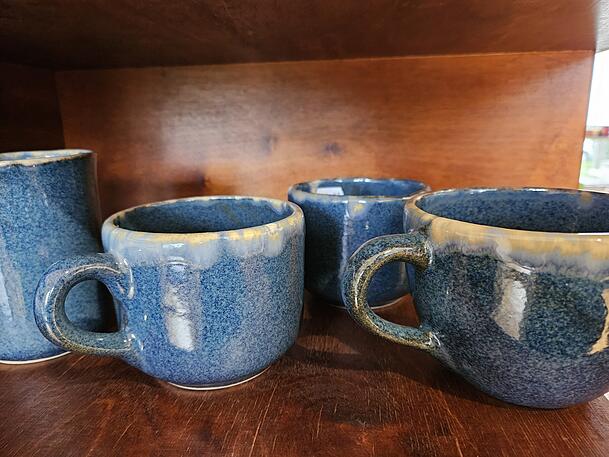 Tassen in Tauch- oder Schüttglasurtechnik gehören auch zum Sortiment.