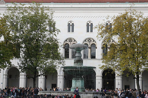 Universität: Zwar fehlt der LMU eigentlich ein richtiger Campus. Viele Institute sind in ganz München verstreut. Trotzdem hat im Hauptgebäude politische Bildung Tradition.