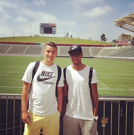 Jerome Boateng mit einem Freund im Stadium von LA Galaxy.