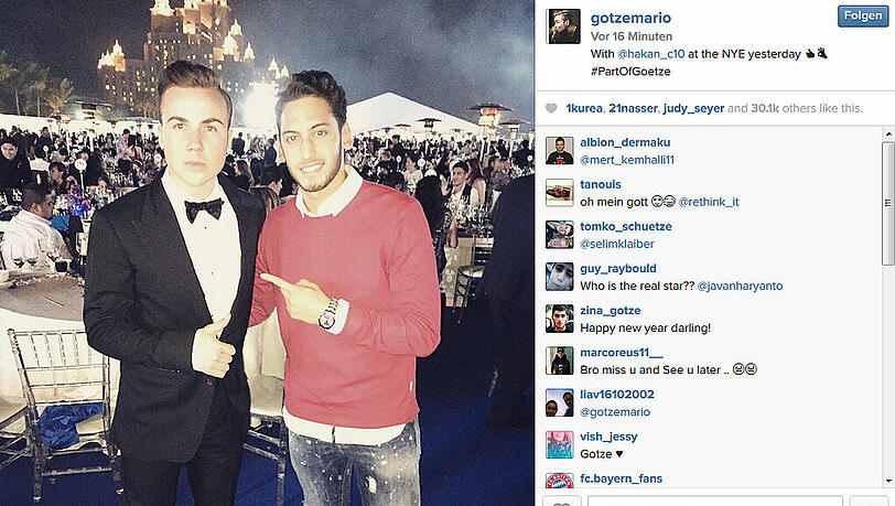 Geballte Fußball-Kompetenz: Mario Götze postet ein Silvesterbild zusammen mit Leverkusens Hakan Çalhanoglu auf Instagram. Geballte Fußball-Kompetenz: Mario Götze postet ein Silvesterbild zusammen mit Leverkusens Hakan Çalhanoglu auf Instagram.