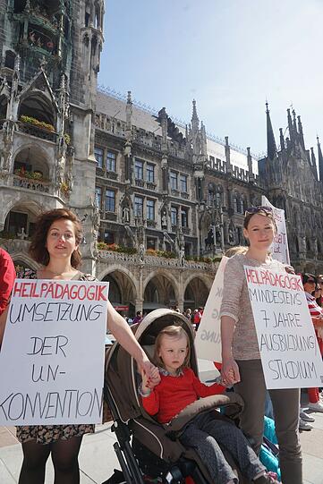 Erzieherinnen, Mütter und Sozialarbeiterinnen und Unterstützer bei Menschenkette am Marienplatz in München.