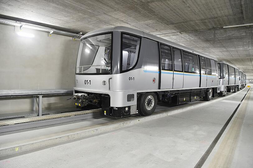 ...die fahrerlose U-bahn. Nicht mal eine Minute dauert die Fahrtvom Terminal 2 aus.