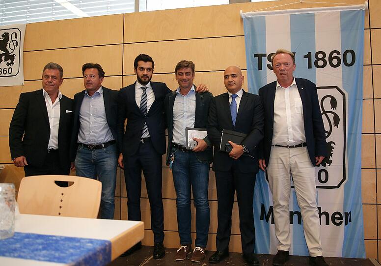 Demonstrieren Einigkeit beim TSV 1860: (v.r.) Präsident Peter Cassalette, Ismaiks Strategiemanager Raed Gerges, Sportchef Oliver Kreuzer, Abdelrahman Ismaik, Trainer Kosta Runjaic.