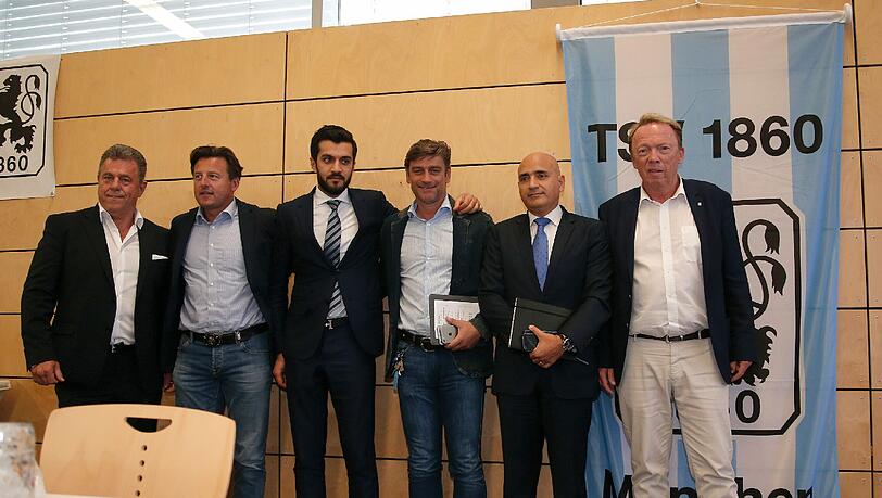 Demonstrieren Einigkeit beim TSV 1860: (v.r.) Präsident Peter Cassalette, Ismaiks Strategiemanager Raed Gerges, Sportchef Oliver Kreuzer, Abdelrahman Ismaik, Trainer Kosta Runjaic. Demonstrieren Einigkeit beim TSV 1860: (v.r.) Präsident Peter Cassalette, Ismaiks Strategiemanager Raed Gerges, Sportchef Oliver Kreuzer, Abdelrahman Ismaik, Trainer Kosta Runjaic.