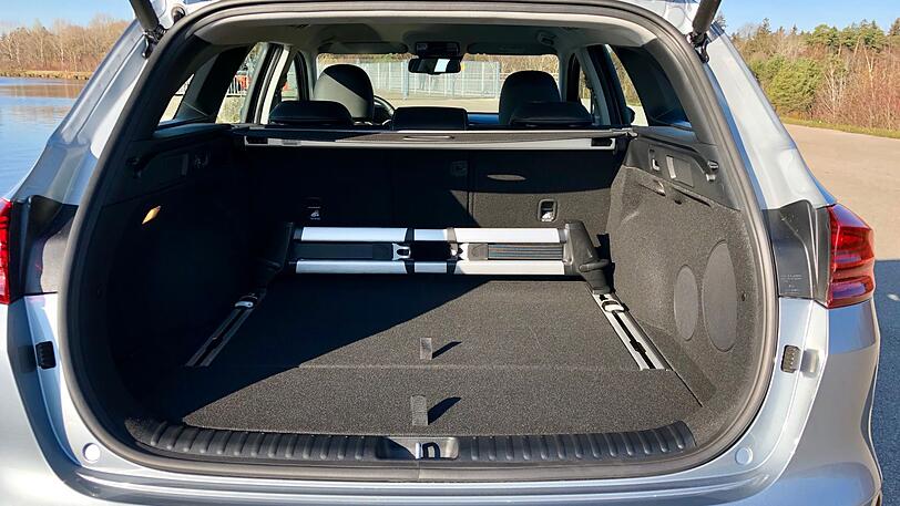 Mit 625 bis maximal 1694 Liter Kofferraumvolumen schlägt der Kia-Kombi Rivalen wie den VW Golf Variant deutlich.