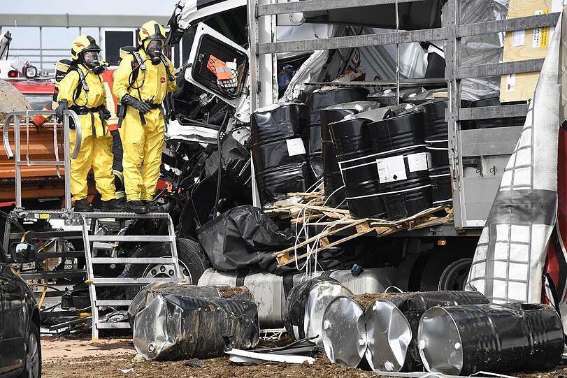Spezialkräfte im Einsatz: Einer der Lastwagen hatte Klebstoffe geladen und war als Gefahrguttransporter gekennzeichnet.