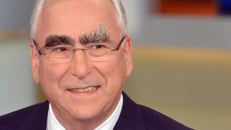 Theodor Waigel, der 81-jährige Ehrenvorsitzende der CSU, war von 1989 bis 1998 Bundesminister der Finanzen und von 1988 bis 1999 CSU-Vorsitzender Theodor Waigel, der 81-jährige Ehrenvorsitzende der CSU, war von 1989 bis 1998 Bundesminister der Finanzen und von 1988 bis 1999 CSU-Vorsitzender