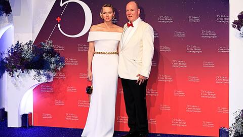 Das Fürstenpaar Charlène und Albert beim Rotkreuzball in Monaco.