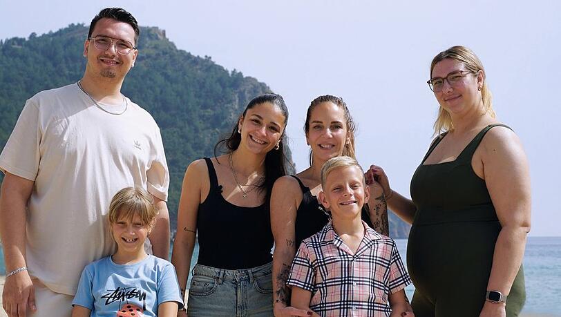 Danni Büchner mit ihren Kindern Volkan (v.l.), Jenna, Jada, Diego und Joelina. Am 10. Juli 2025 startet die zweite Staffel ihrer RTLzwei-Realityserie "Diese Büchners - Familientrubel unter Palmen" (RTLzwei und vorab auf RTL+).