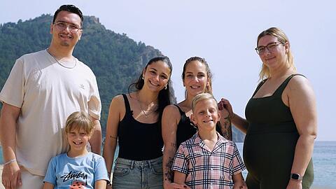 Danni Büchner mit ihren Kindern Volkan (v.l.), Jenna, Jada, Diego und Joelina. Am 10. Juli 2025 startet die zweite Staffel ihrer RTLzwei-Realityserie "Diese Büchners - Familientrubel unter Palmen" (RTLzwei und vorab auf RTL+).