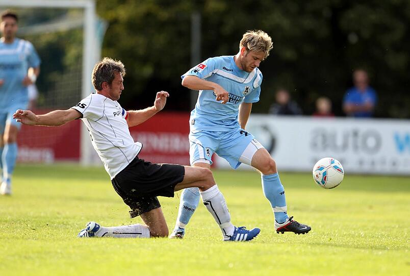 Der TSV 1860 kommt beim Landesligisten Aichach zu einem mühsamen 3:1. Neben Necat Aygün feiert auch Collin Benjamin sein Comeback. Und Ersatzkeeper Tank durfte Stürmer spielen. Die Bilder von der Partie.