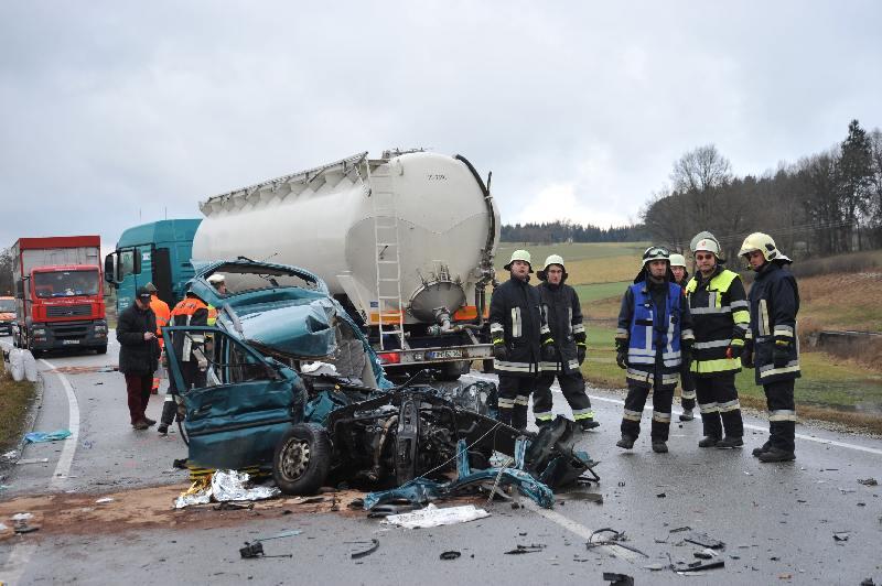 Horror-Unfall auf der B 299: Ein Rentner rast beim Überholen frontal in einen entgegenkommenden Sattelschlepper. Der 70-jährige Fahrer starb noch am Unfallort.
