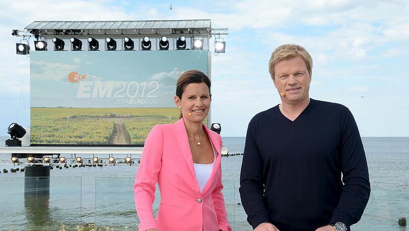 Katrin Müller-Hohenstein und Ex-Bayern-Keeper Oliver Kahn, das Moderatoren-Duo des ZDF, auf Usedom. Für die AZ kommentiert Thilo Komma-Pöllath die EM-Berichterstattung im TV. Katrin Müller-Hohenstein und Ex-Bayern-Keeper Oliver Kahn, das Moderatoren-Duo des ZDF, auf Usedom. Für die AZ kommentiert Thilo Komma-Pöllath die EM-Berichterstattung im TV.