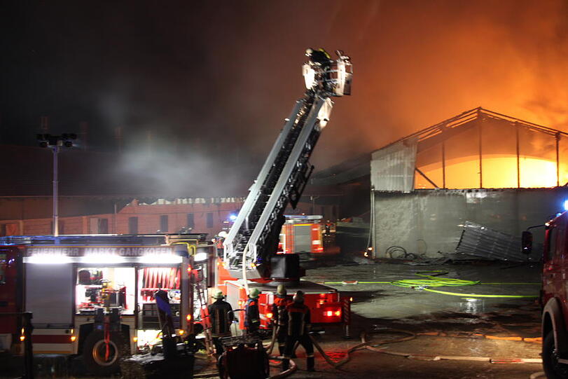 Spektakuläre Bilder: In Gangkofen (Landkreis Rottal-Inn) ist eine Lagerhalle durch ein Feuer vollständig zerstört worden. Die Feuerwehr kämpfte gegen die Flammen.