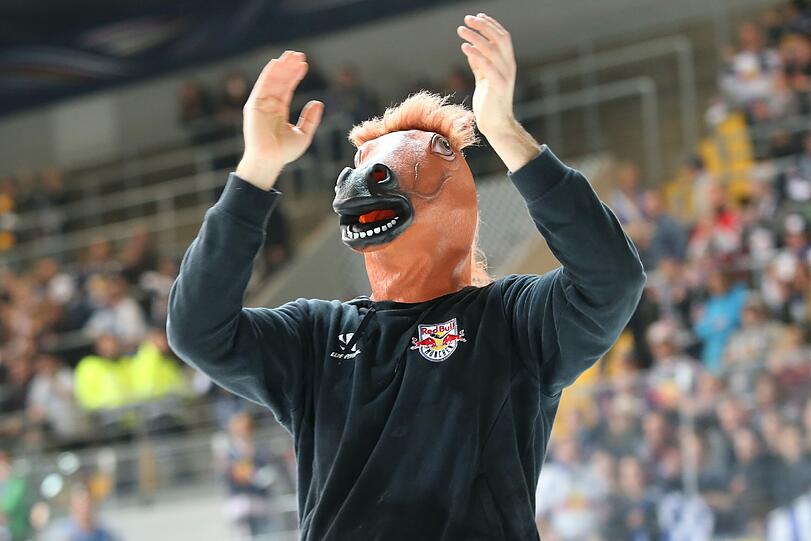 &bdquo;Ich glaube, den Fans hat es gefallen&ldquo;: EHC-Torwart David Leggio feiert mit Pferdekopf-Maske auf dem Kopf.