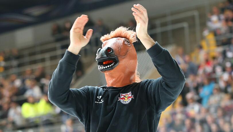 „Ich glaube, den Fans hat es gefallen“: EHC-Torwart David Leggio feiert mit Pferdekopf-Maske auf dem Kopf. „Ich glaube, den Fans hat es gefallen“: EHC-Torwart David Leggio feiert mit Pferdekopf-Maske auf dem Kopf.
