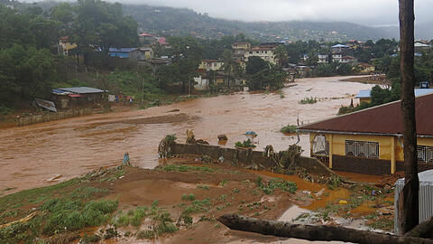 Überflutete Straße in Freetown. Überschwemmungen haben in Sierra Leone eine verheerende Schlammlawine ausgelöst. Die Bilder.