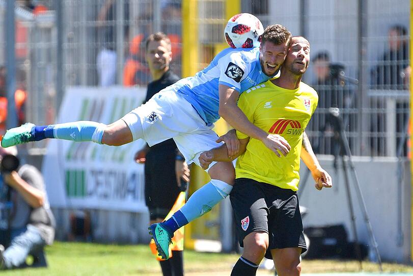Noch ist es ein Kopf-an-Kopf-Rennen: Quirin Moll vom TSV 1860, hier im Spiel gegen den KFC Uerdingen, liegt derzeit knapp hinter Sechzigs Mitaufsteigern.