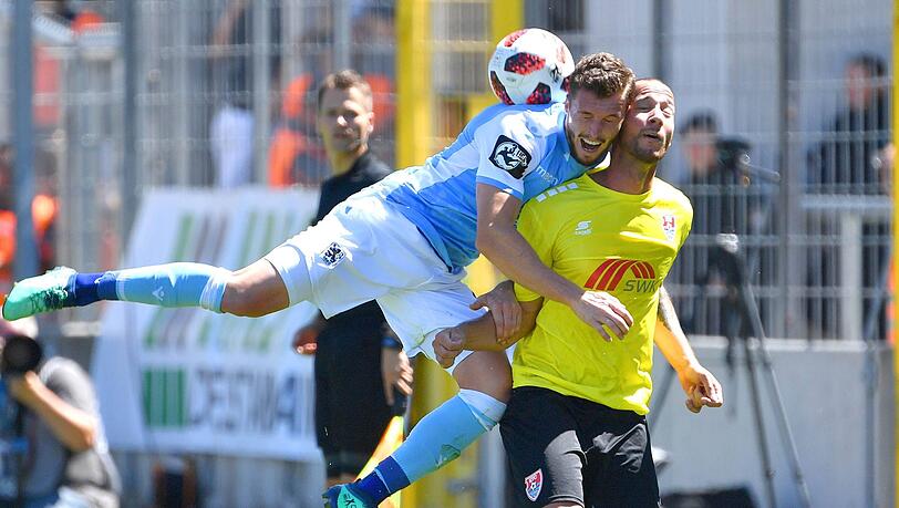 Noch ist es ein Kopf-an-Kopf-Rennen: Quirin Moll vom TSV 1860, hier im Spiel gegen den KFC Uerdingen, liegt derzeit knapp hinter Sechzigs Mitaufsteigern. Noch ist es ein Kopf-an-Kopf-Rennen: Quirin Moll vom TSV 1860, hier im Spiel gegen den KFC Uerdingen, liegt derzeit knapp hinter Sechzigs Mitaufsteigern.