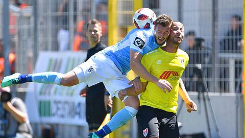 Noch ist es ein Kopf-an-Kopf-Rennen: Quirin Moll vom TSV 1860, hier im Spiel gegen den KFC Uerdingen, liegt derzeit knapp hinter Sechzigs Mitaufsteigern.