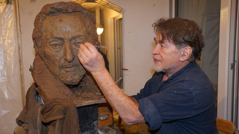 Es wird: Der Münchner Künstler Nikolai Tregor bei seiner täglichen Arbeit an der Helmut-Dietl-Skulptur.